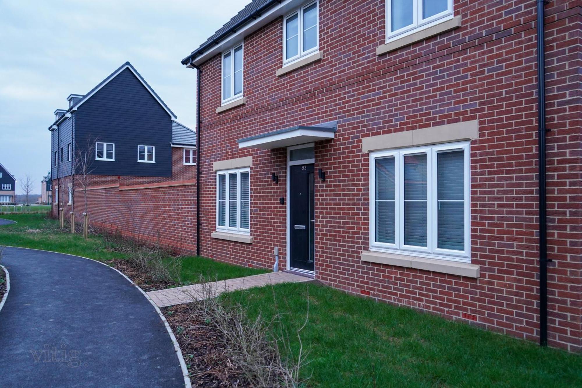 A1m Hampton Lakes Brand New Entire House Apartment *