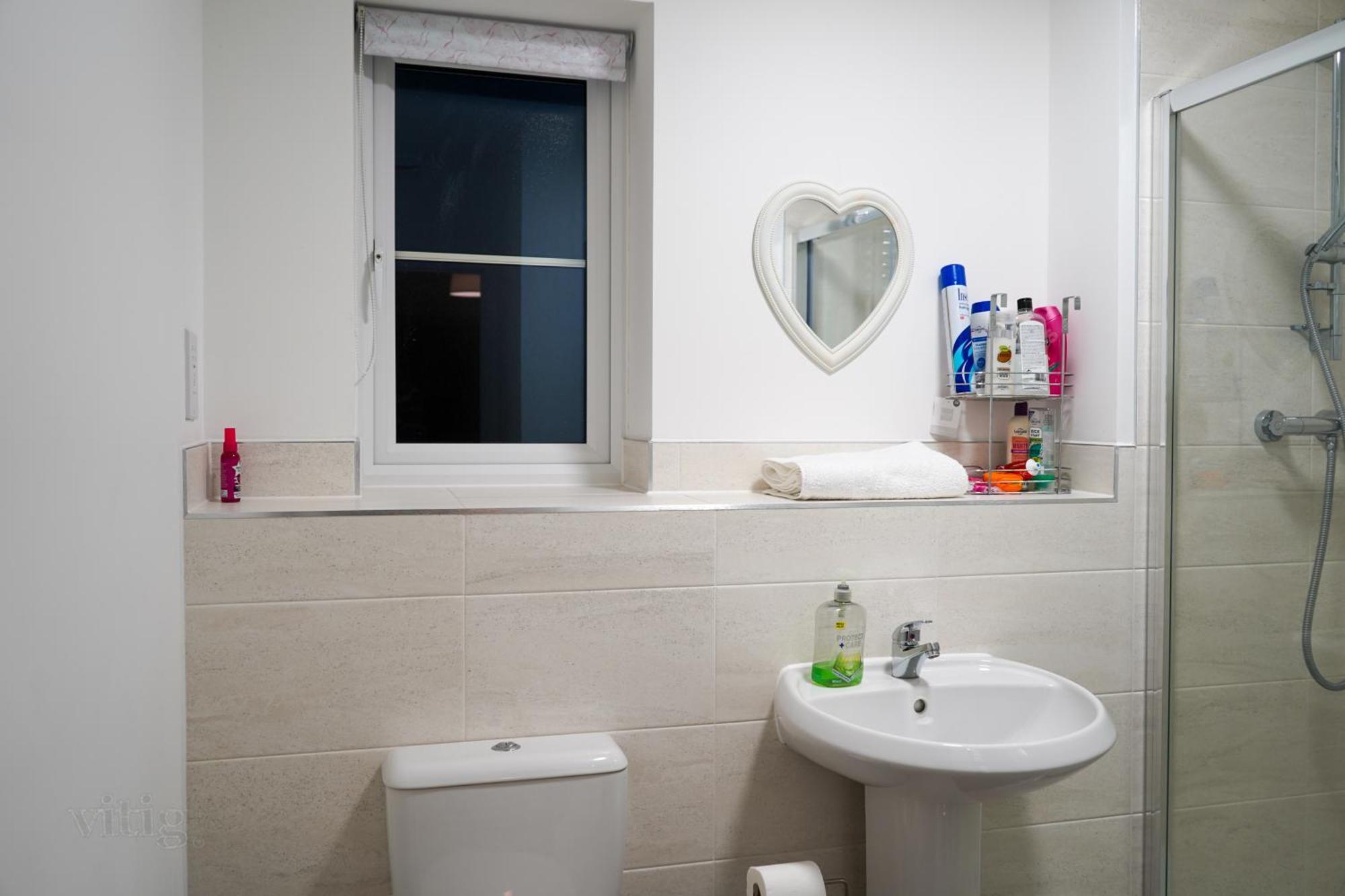 A1m Hampton Lakes Brand New Entire House Apartment