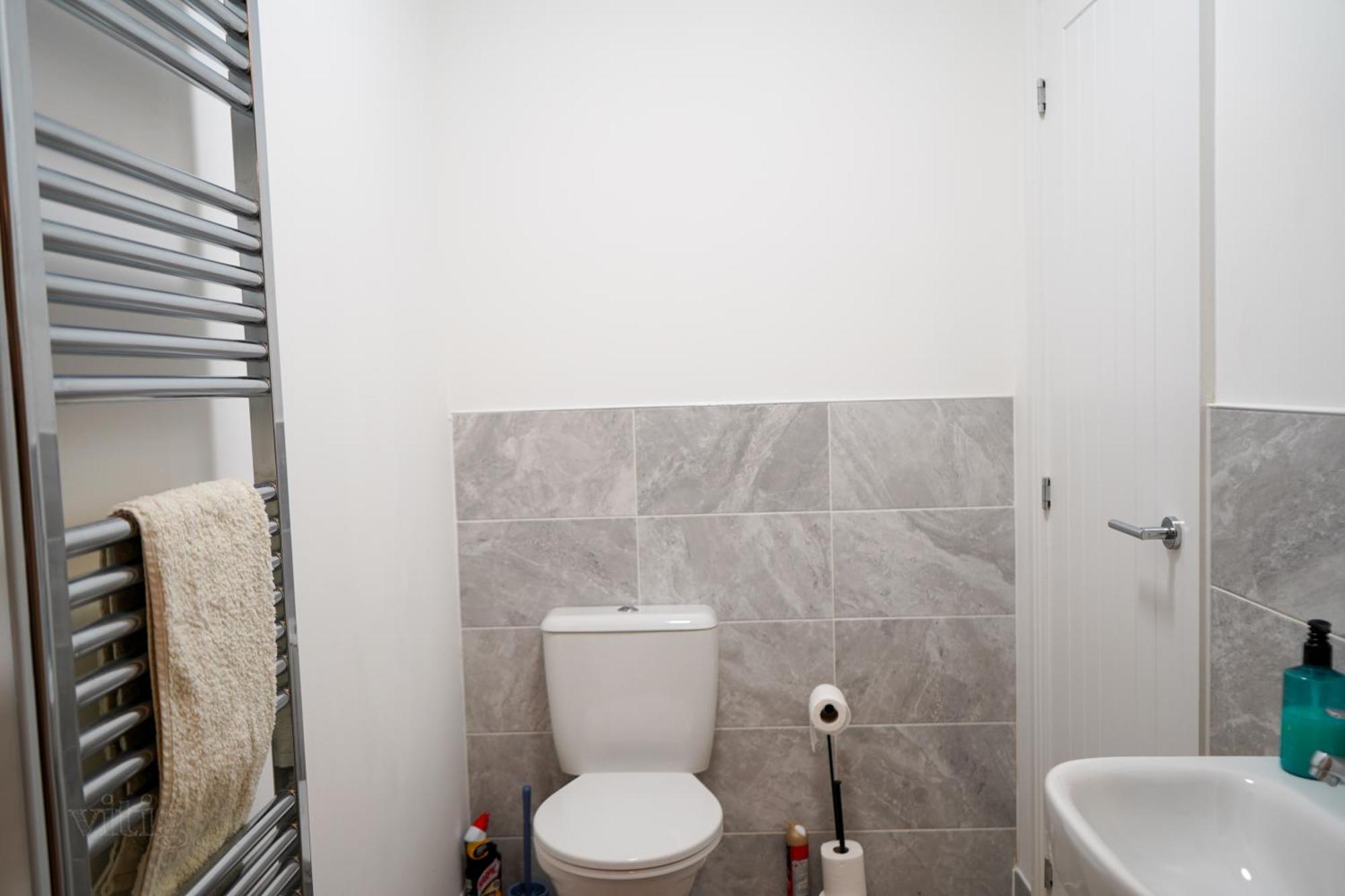 A1m Hampton Lakes Brand New Entire House Apartment Peterborough