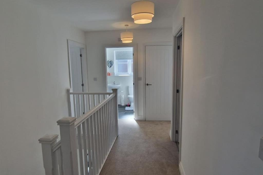 A1m Hampton Lakes Brand New Entire House